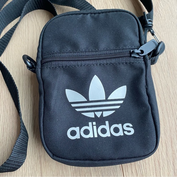 Adidas cross body travel bag - Picture 2 of 6
